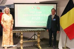 El embajador de Vietnam en Bélgica y ante la Unión Europea, Nguyen Van Thao, y la presidenta de la sección belga de la Asociación Hoi An-Vietnam para las Víctimas del Agente Naranja/Dioxina, Chris Geyskens (Foto: VNA)